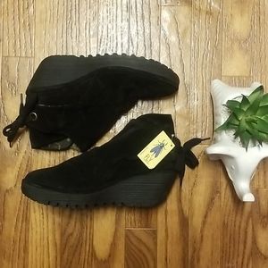Fly London Yebi black suede wedge bootie sz 40